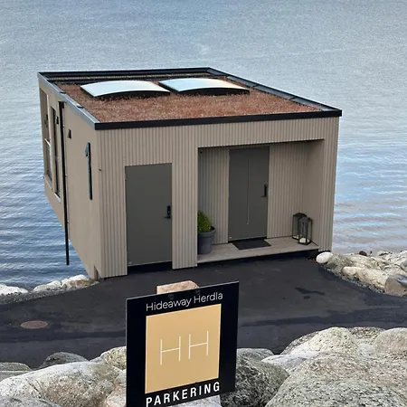 Hideaway Luxurious 15 M Above The Sea Apartament