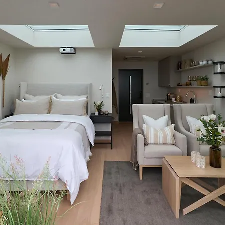 Hideaway Luxurious 15 M Above The Sea Apartament