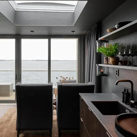 Hideaway Luxurious 15 M Above The Sea Apartament